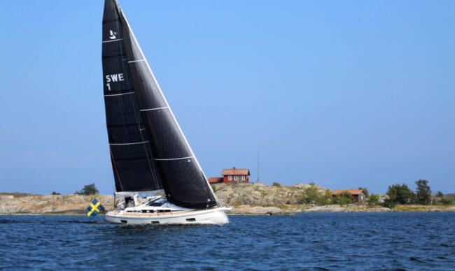 Segelbåt i den svenska skärgården